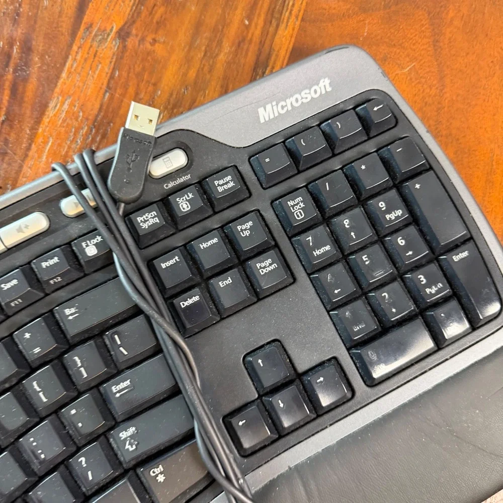 Microsoft Natural Ergonomic Keyboard 4000 v1.0 KU-0462 Wired USB Black Silver